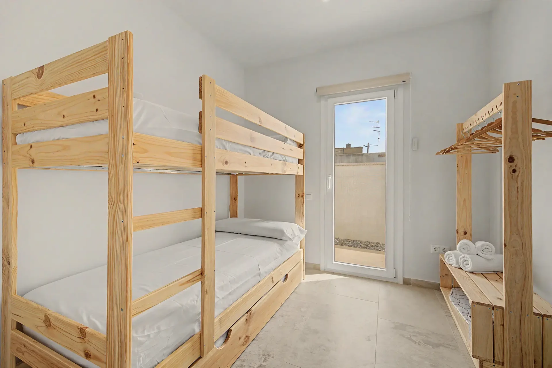 Habitació amb lliteres de fusta