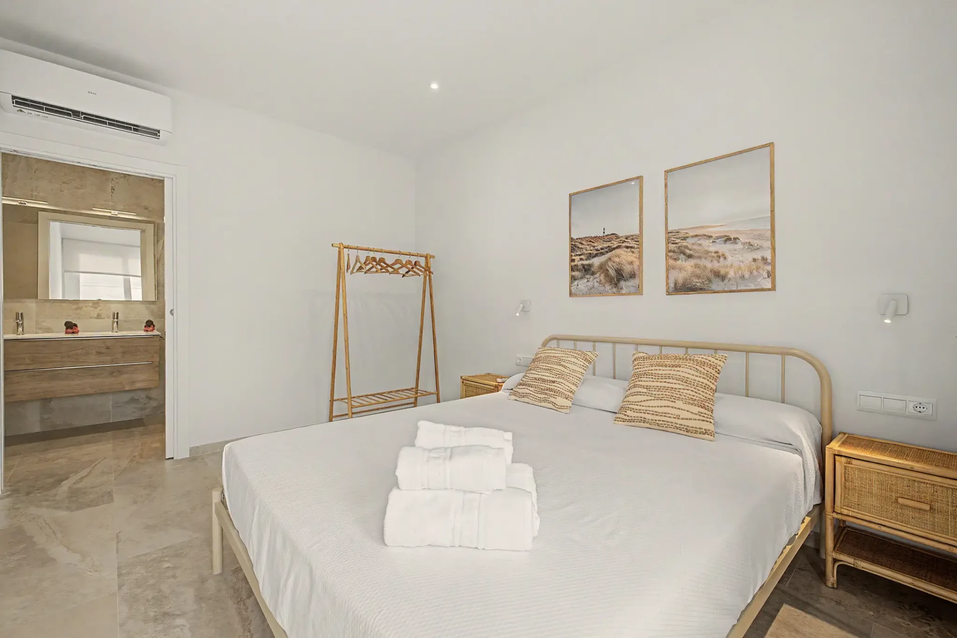 Habitació de matrimoni amb tovalloles al llit