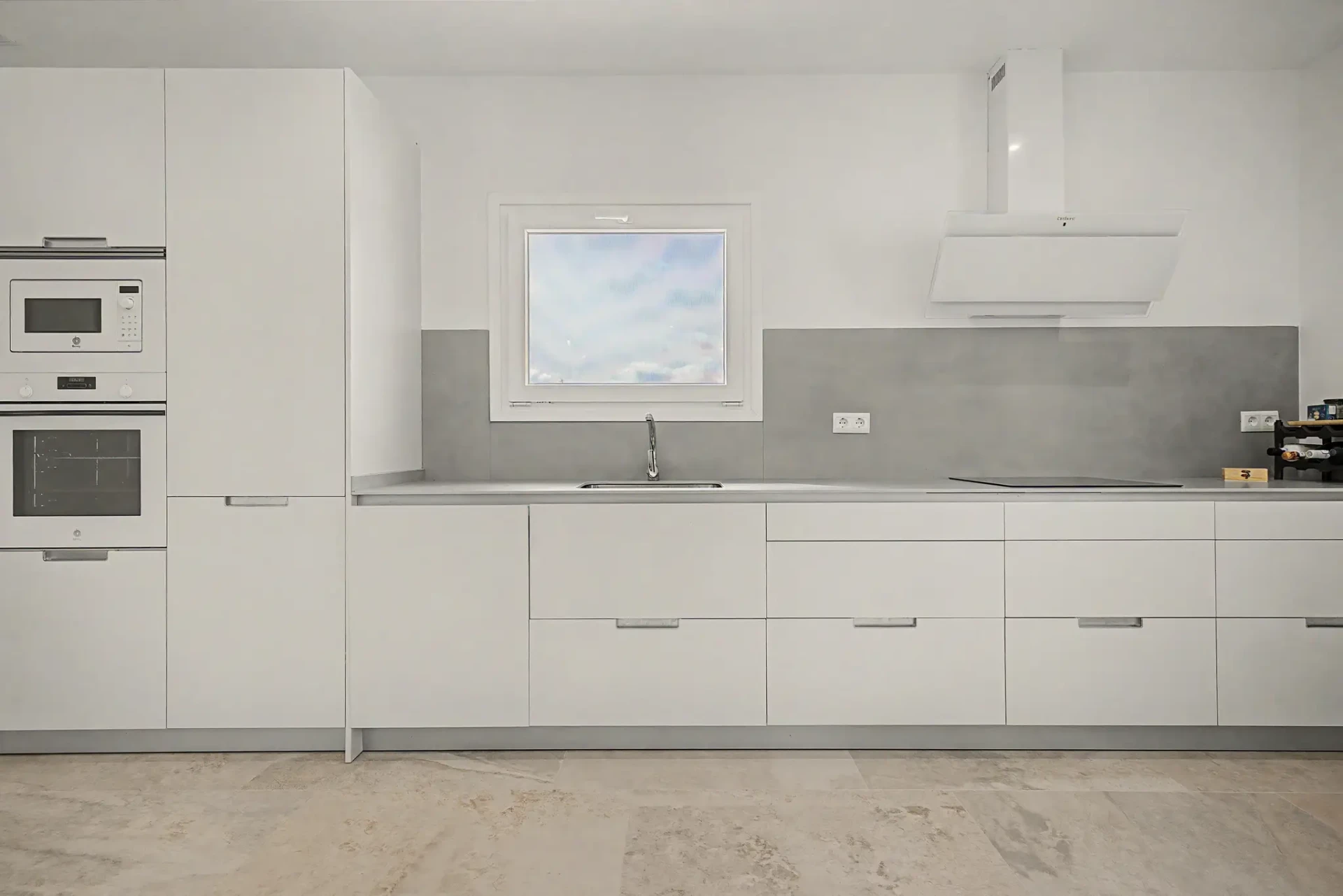 Cuina blanca completa amb forn i placa
